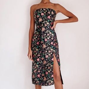 ✨NWT✨ Lulu’s Make a Move Black Satin Floral Jacquard Strapless Midi Dress